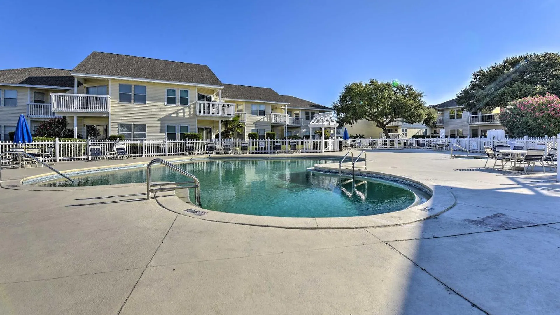 Destin Condo With Community Pools And Beach Access!